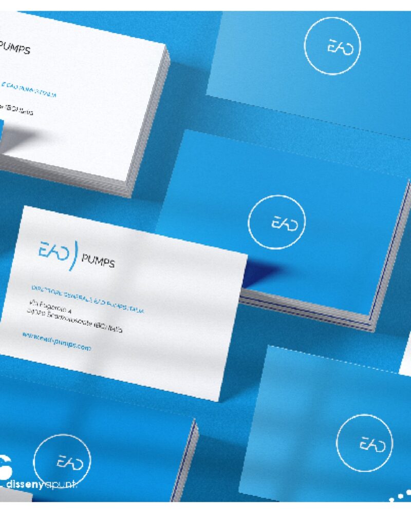Targetes de visita impreses per a EAD Pumps, esteses sobre un fons blau