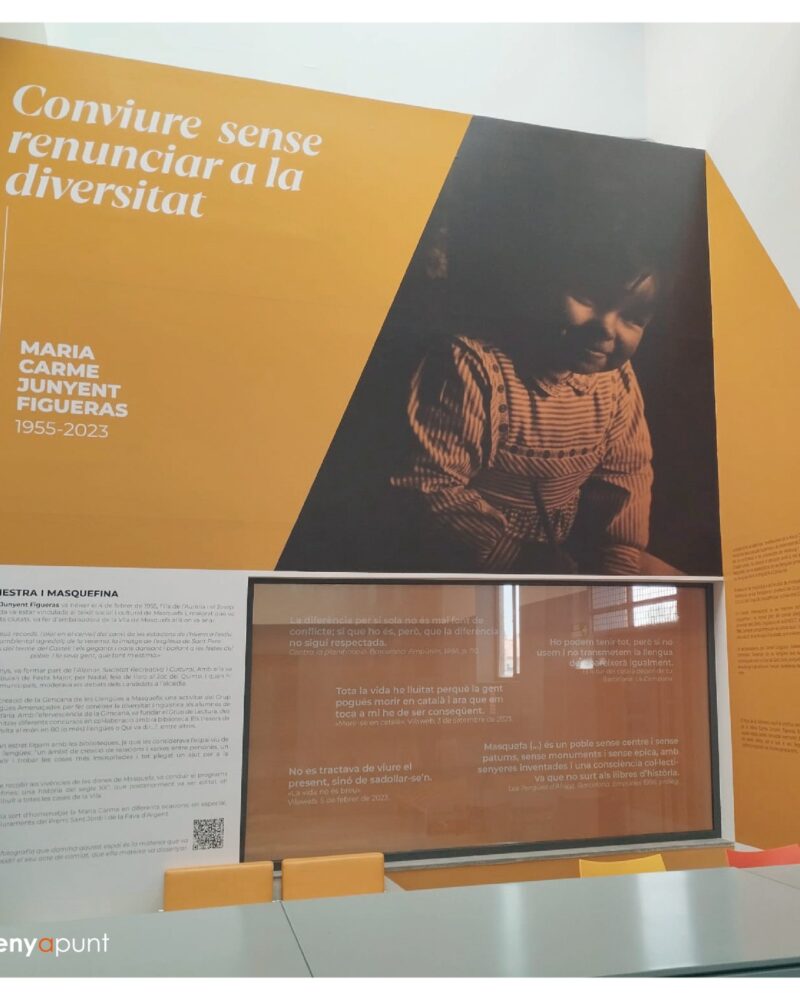 Panell d'exposició imprès en gran format, amb fotografia i text, ja instal·lat
