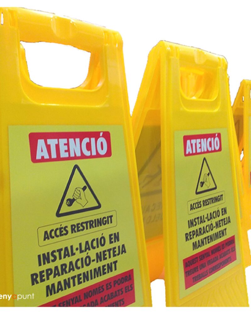 Cavallets grocs d'avís amb el text Atenció, accés restringit, en català