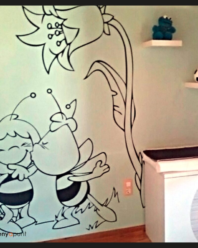 Mural de vinil amb abelles i una flor dibuixades a línia, en una habitació infantil