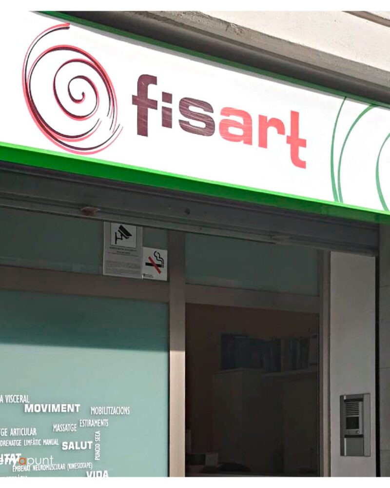 Rètol de façana del centre Fisart amb vinils informatius als vidres