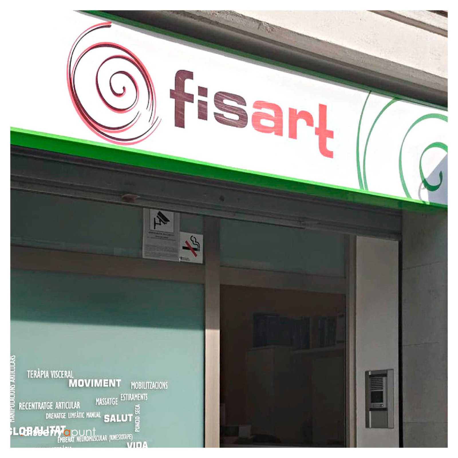 Rètol de façana del centre Fisart amb vinils informatius als vidres