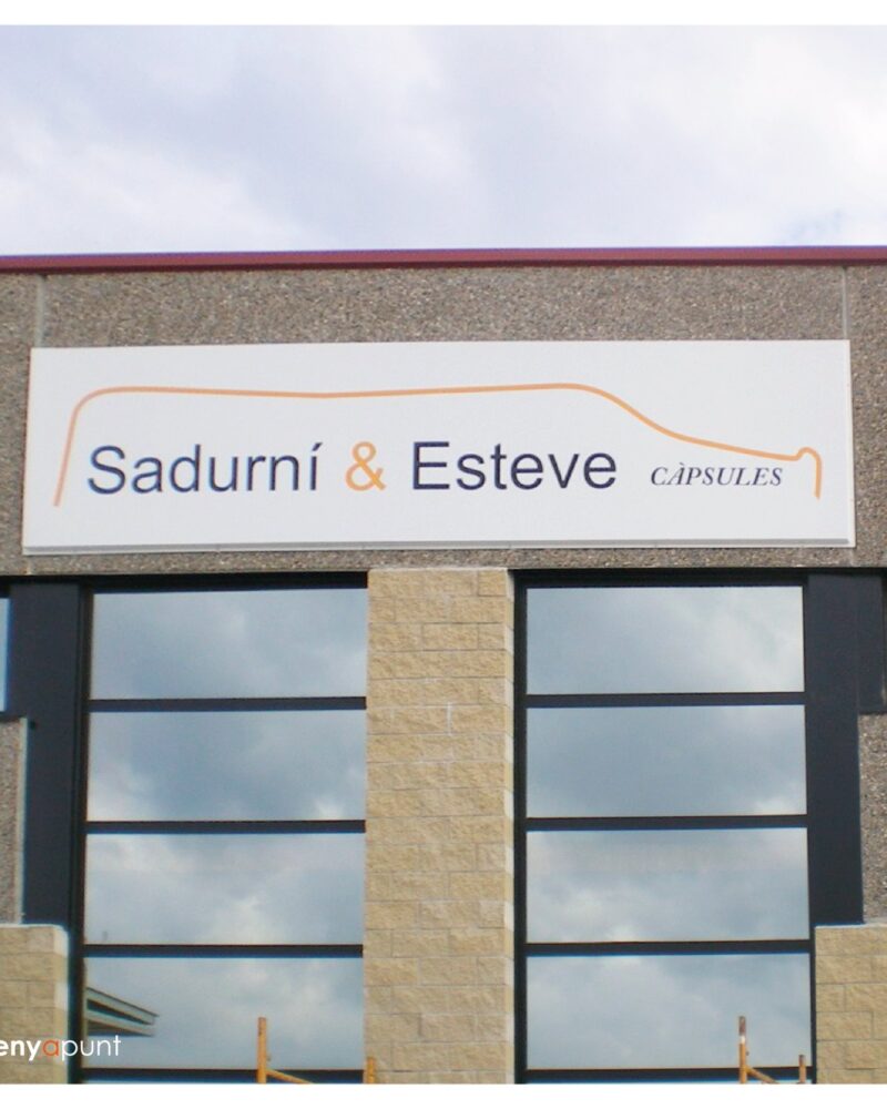 Rètol de façana de Sadurní & Esteve Càpsules acabat d'instal·lar en una nau industrial