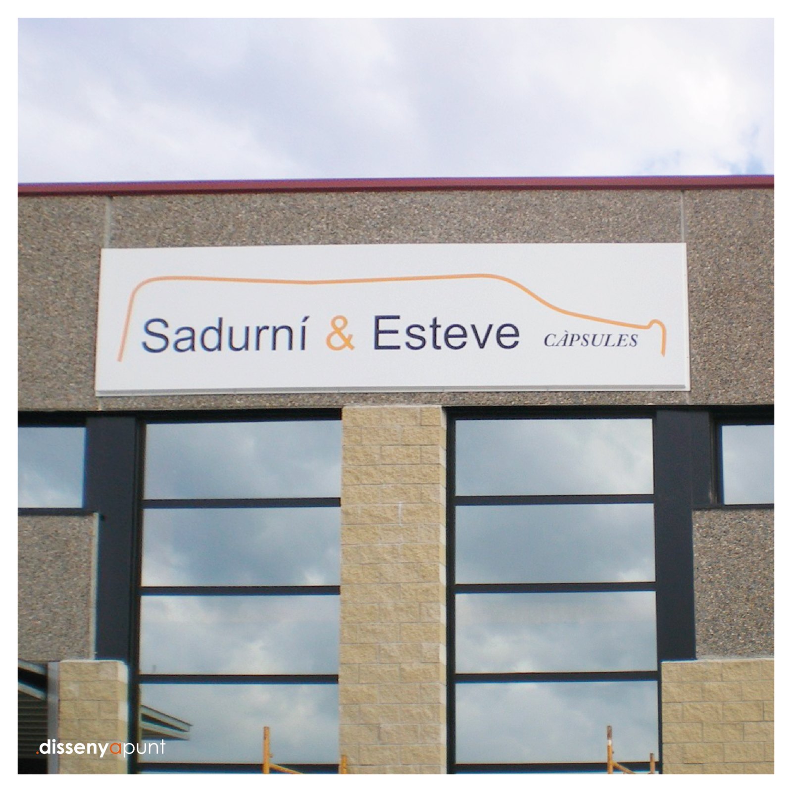 Rètol de façana de Sadurní & Esteve Càpsules acabat d'instal·lar en una nau industrial