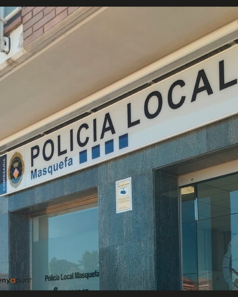 Rètol de façana de la Policia Local de Masquefa amb l'escut del municipi