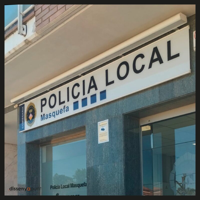 Rètol de façana de la Policia Local de Masquefa amb l'escut del municipi