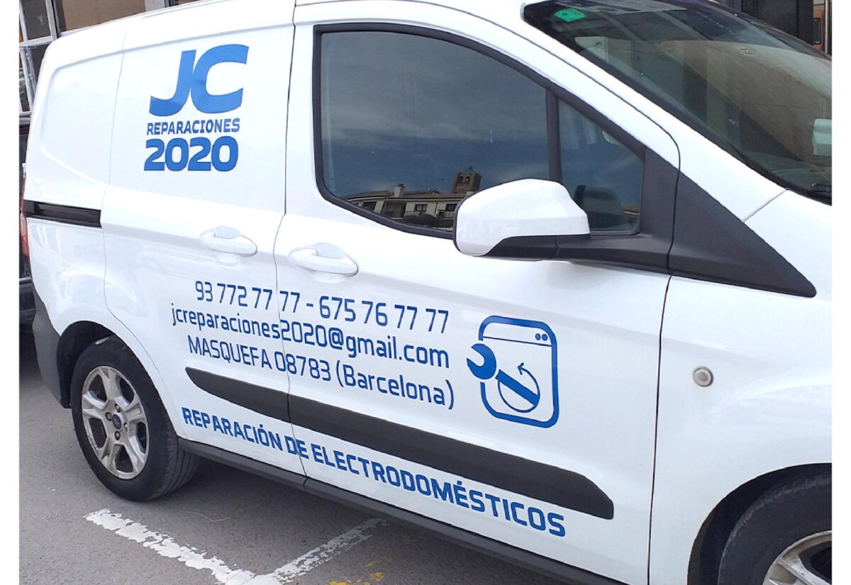 Furgoneta blanca retolada amb el nom, el telèfon i els serveis de JC Reparacions, de Masquefa
