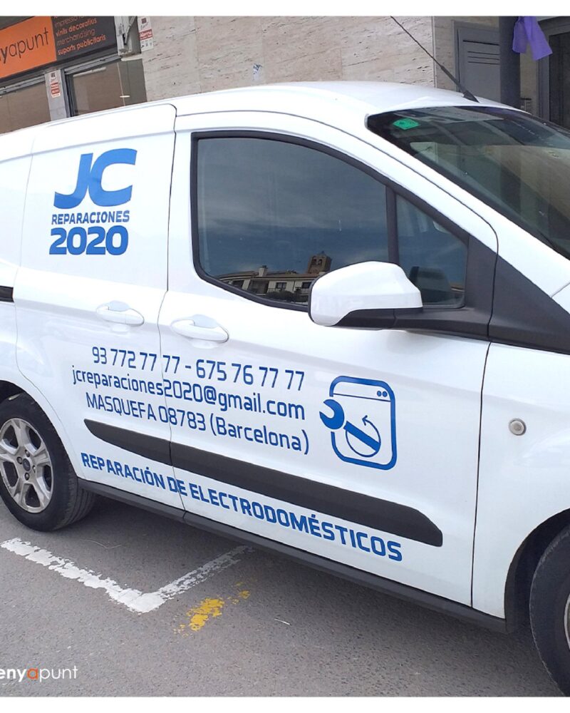 Furgoneta blanca retolada amb el nom, el telèfon i els serveis de JC Reparacions, de Masquefa